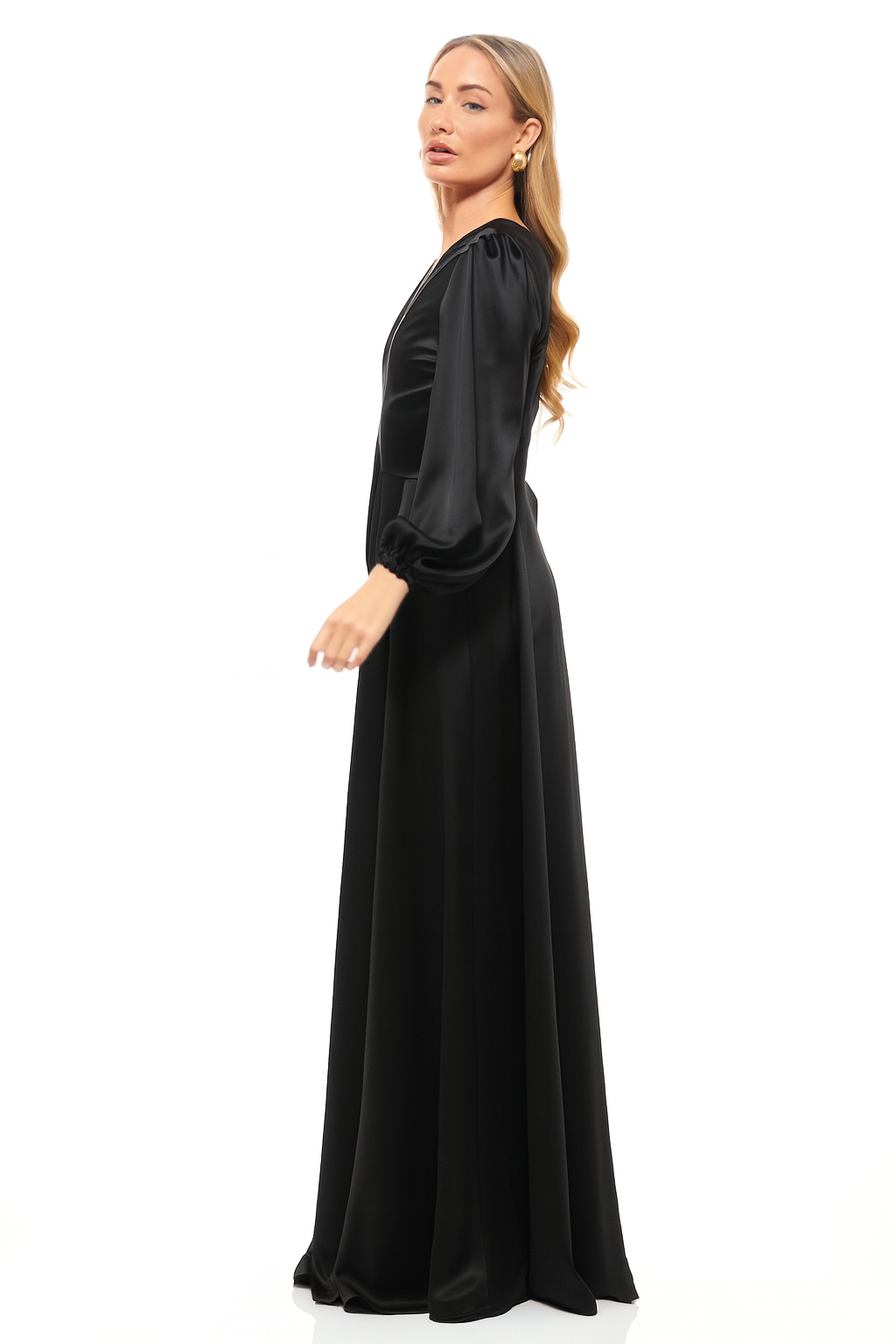 Elegant full-length black dress from RHOEN with plunging neckline, fitted waist, and dramatic side split – a timeless evening or black-tie look.